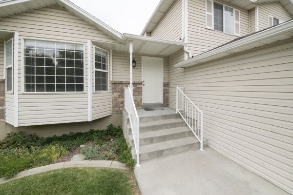 Cost of White Vinyl Siding Replacement in Rockville